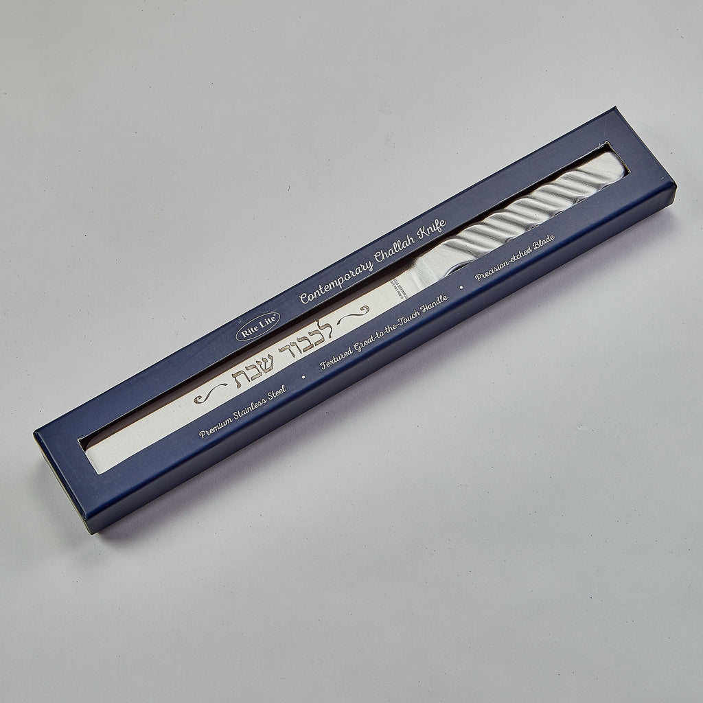 Blue box with a white blade inside on a gray background